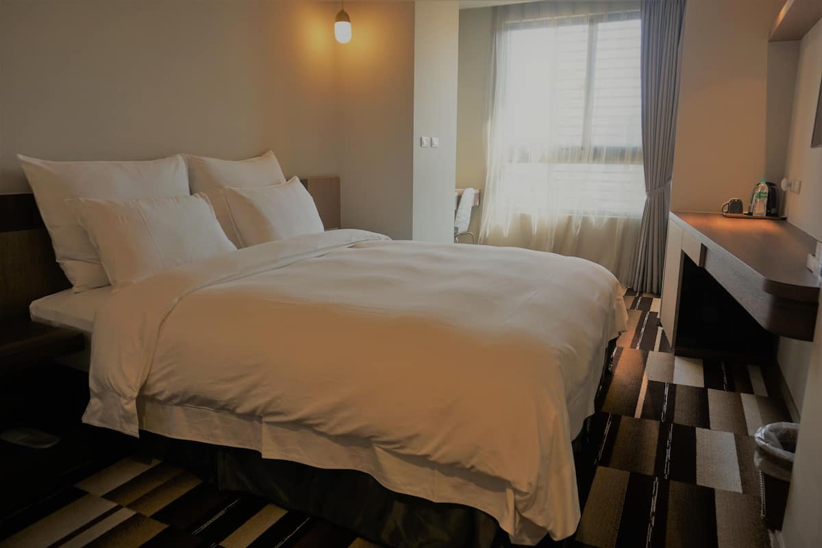 1 bedroom, down comforters, desk, blackout drapes