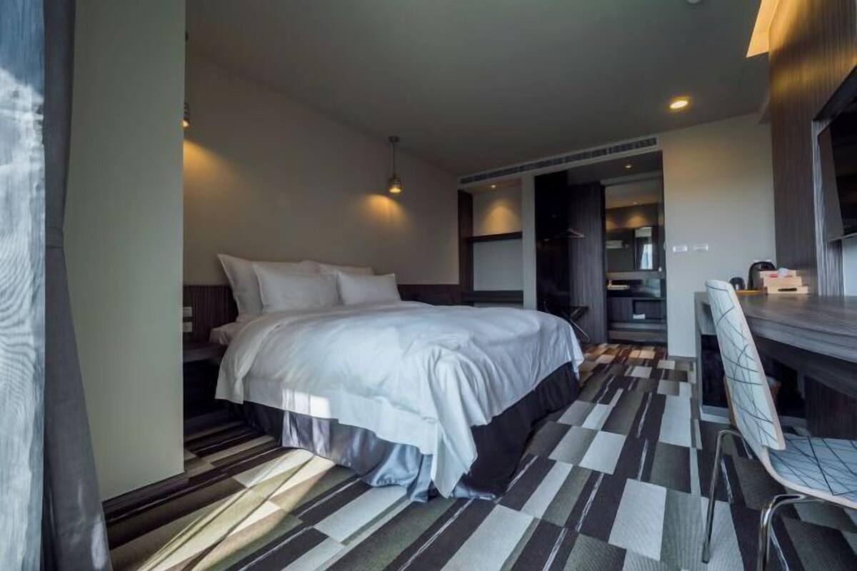 1 quarto, edredons de pluma, escrivaninha, cortinas blackout