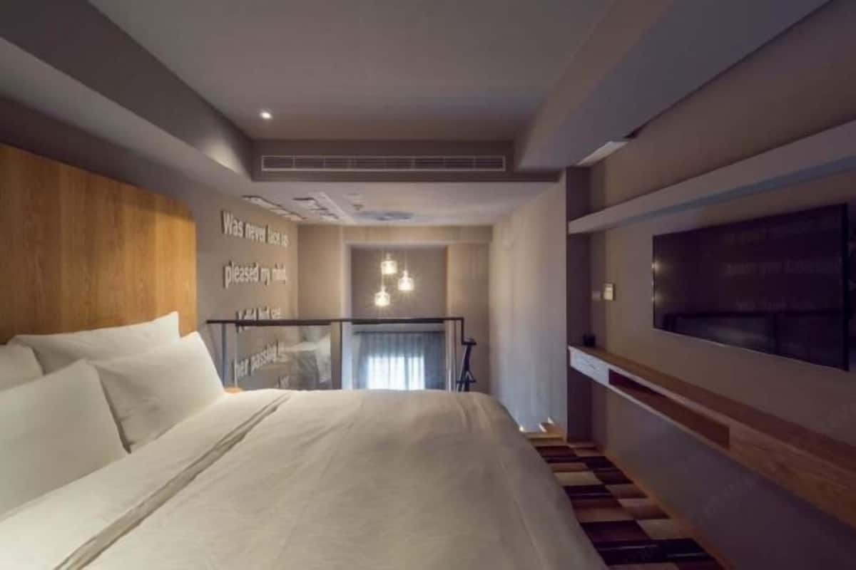 1 quarto, edredons de pluma, escrivaninha, cortinas blackout