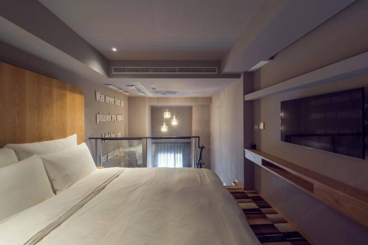 1 quarto, edredons de pluma, escrivaninha, cortinas blackout