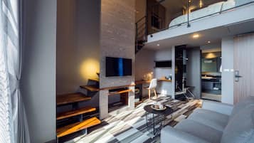 Grand Çatı Katı (Loft) | 1 yatak odası, kuştüyü yorgan, masa, güneşlik/perde
