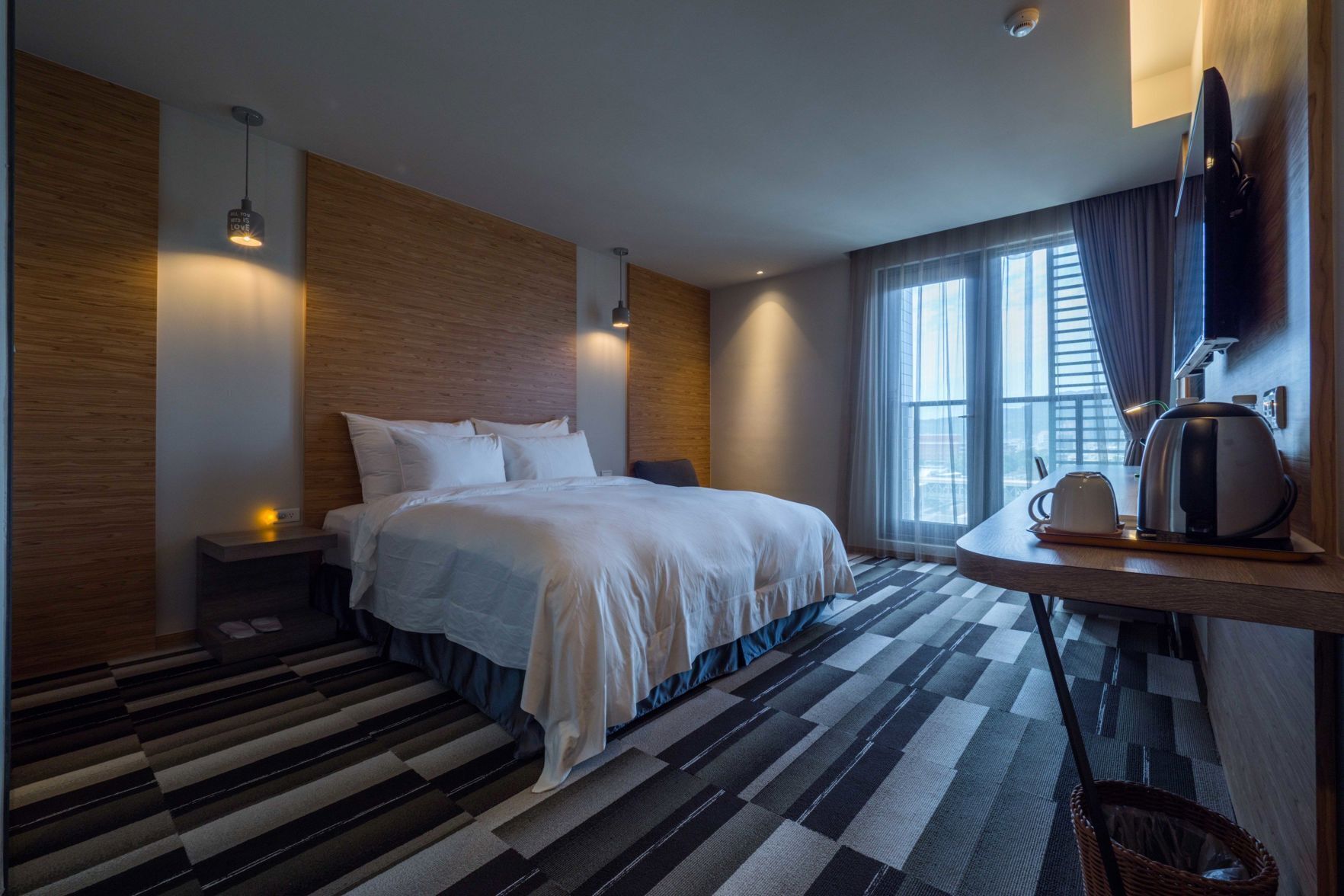 Daunenbettdecken, Schreibtisch, Verdunkelungsvorhänge