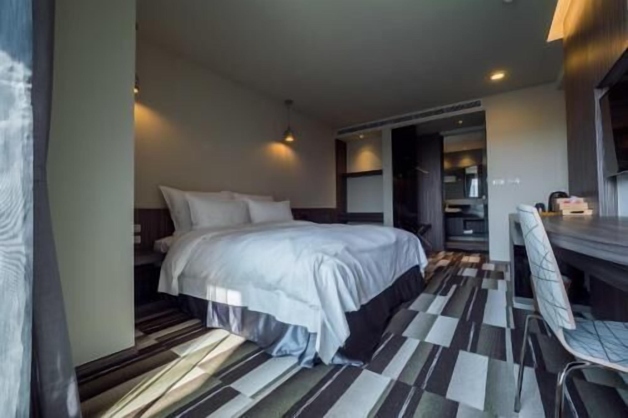 Daunenbettdecken, Schreibtisch, Verdunkelungsvorhänge