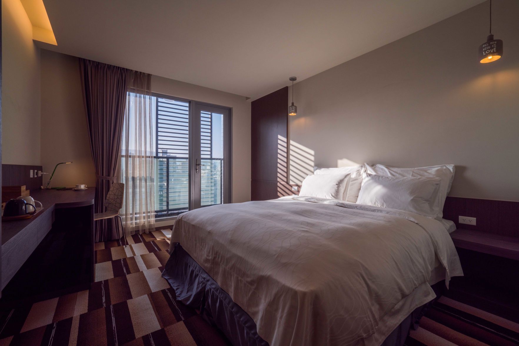 Daunenbettdecken, Schreibtisch, Verdunkelungsvorhänge