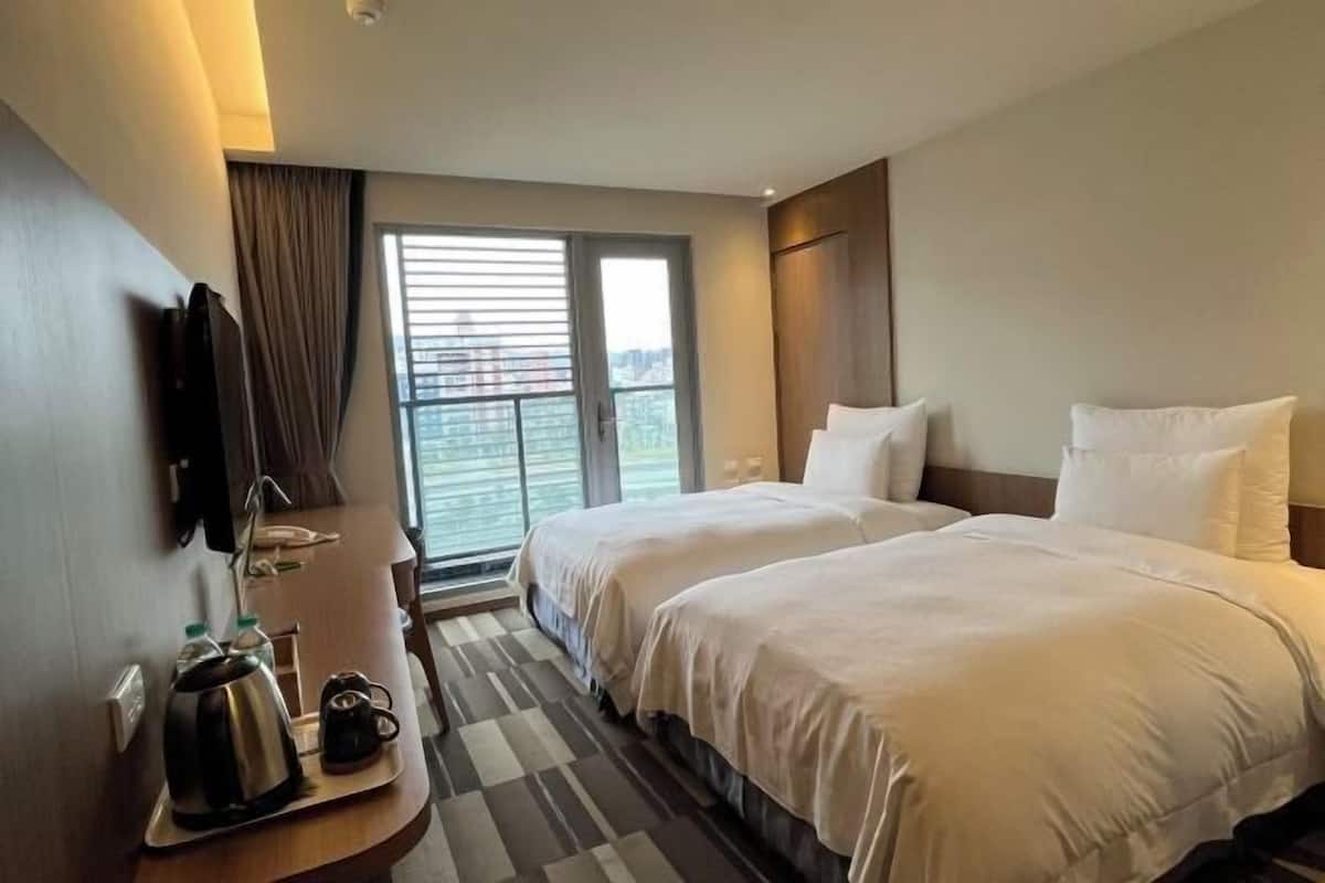 1 quarto, edredons de pluma, escrivaninha, cortinas blackout