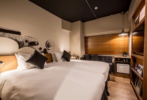 Cubrecamas, tabla de planchar con plancha, wifi gratis y ropa de cama