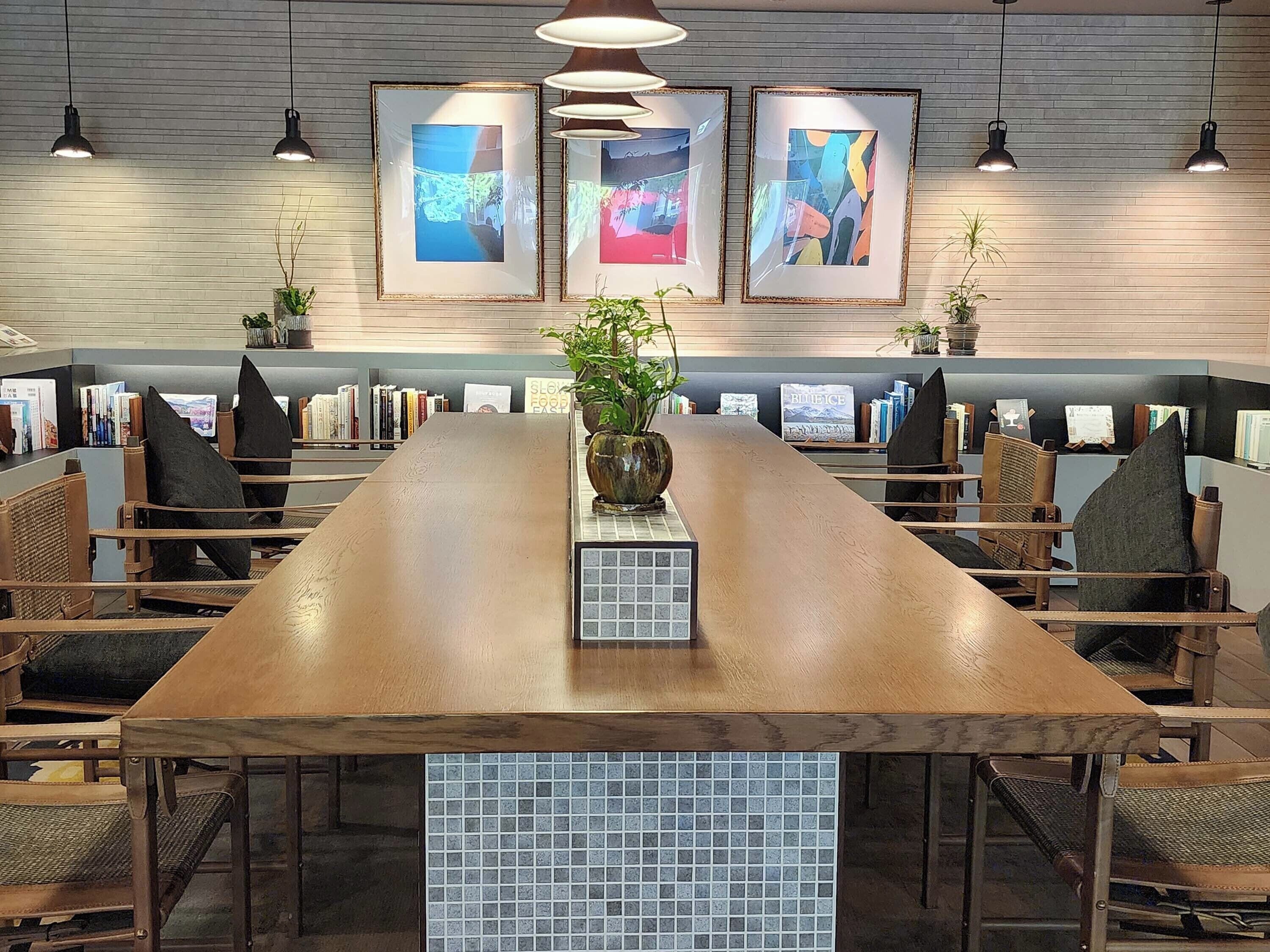 Lobby-lounge