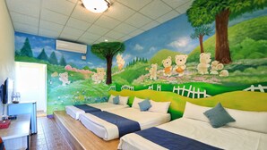 Una habitación infantil con dos camas, un mural de osos y un escritorio con silla.