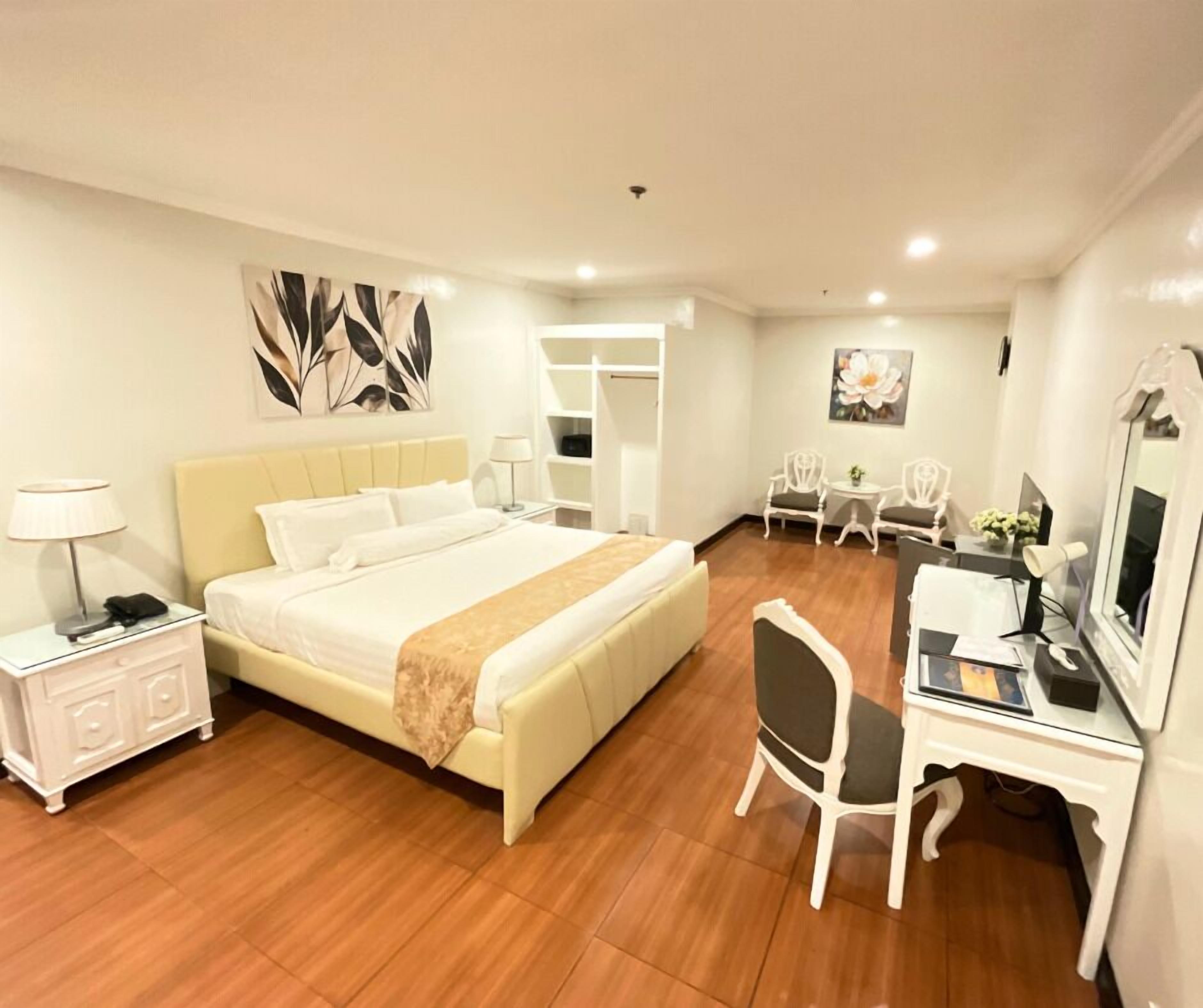 Royal-sviitti | Tallelokero huoneessa, työpöytä, pimennysverhot, ilmainen Wi-Fi