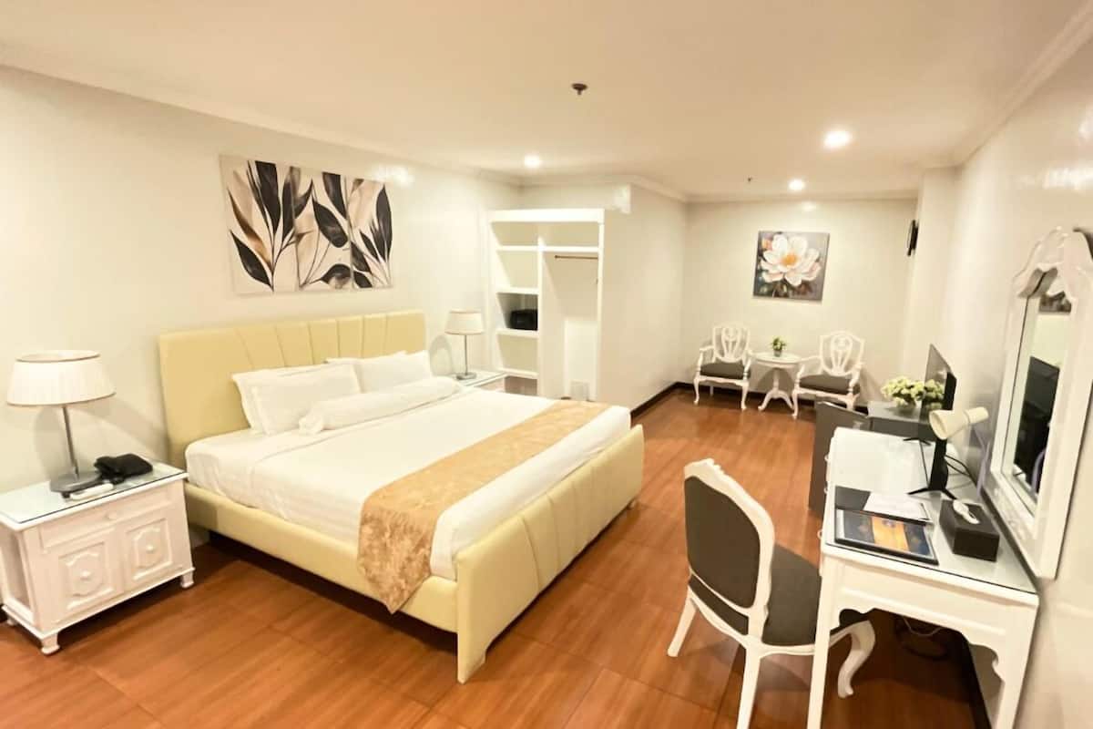 Royal-sviitti | Tallelokero huoneessa, työpöytä, pimennysverhot, ilmainen Wi-Fi