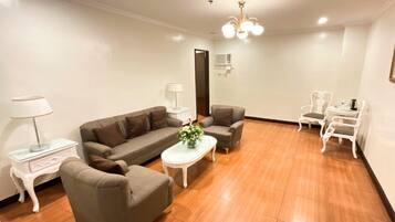 Suite Royal | Caja de seguridad en la habitación, escritorio y cortinas blackout