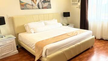 Crown Studio | In-room safe, desk, blackout drapes, free WiFi