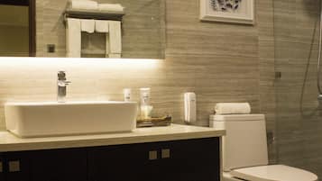 Majestic Suite | Bathroom | Shower, free toiletries, slippers, bidet