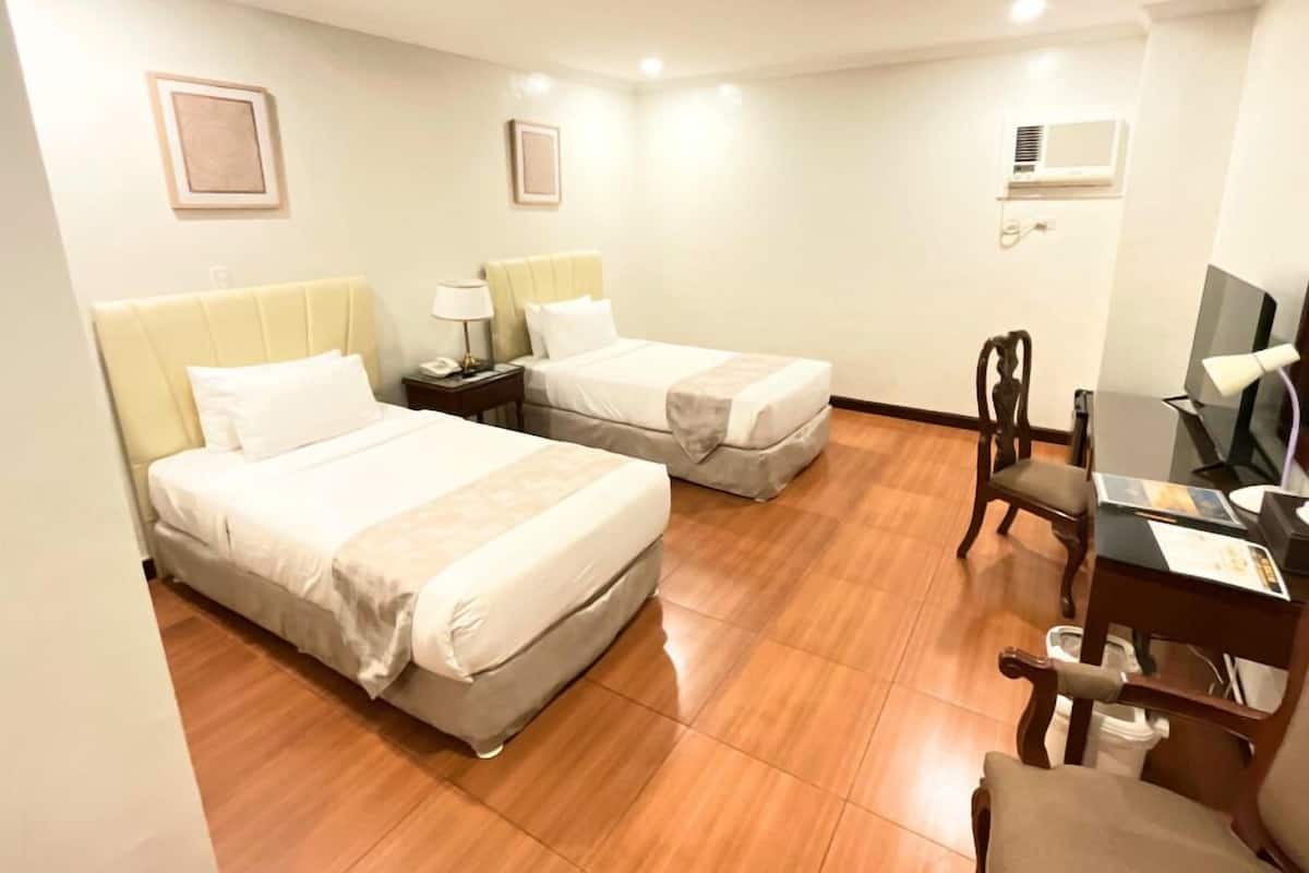 Kahden hengen classic-huone (kaksi sänkyä) | Tallelokero huoneessa, työpöytä, pimennysverhot, ilmainen Wi-Fi