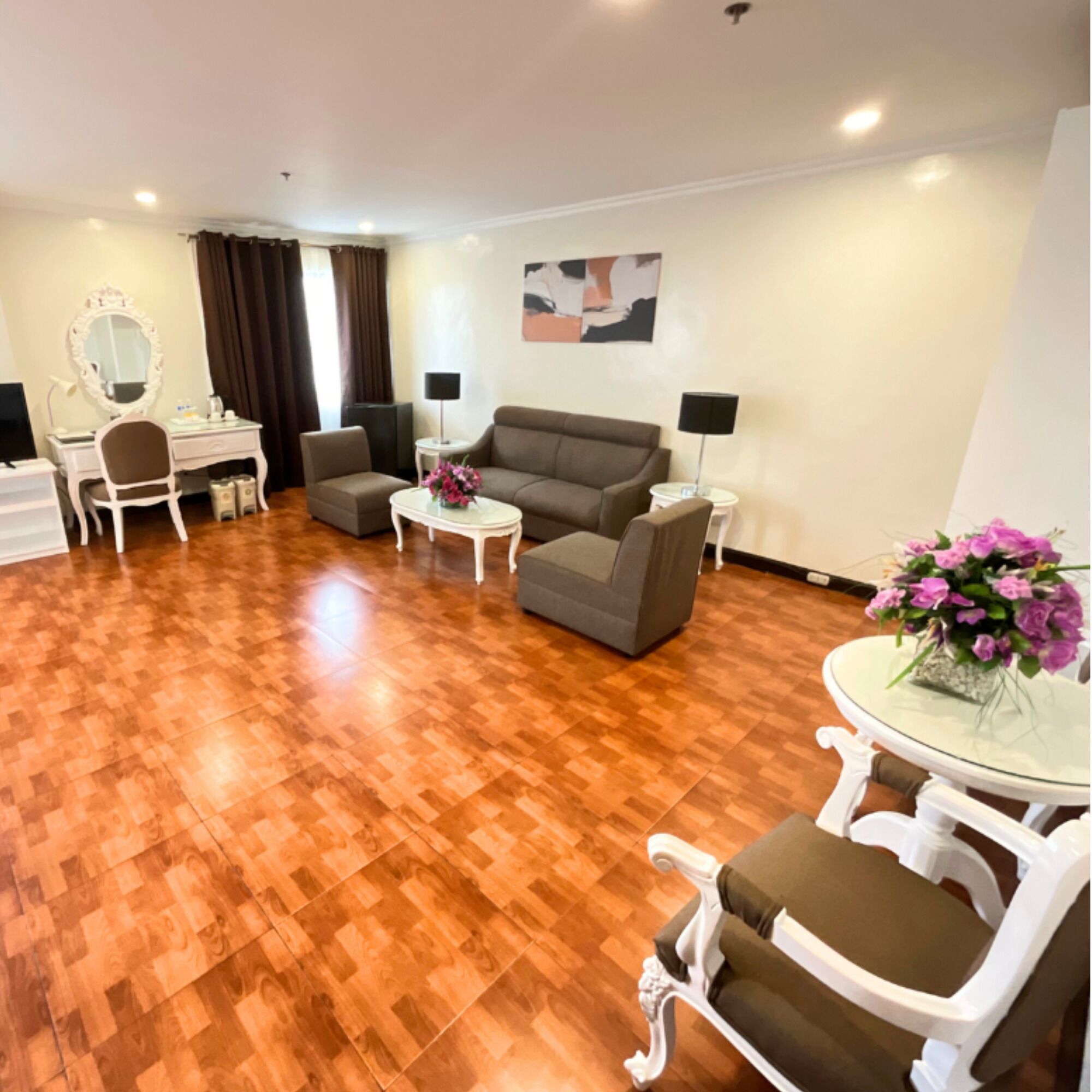 Crown Studio | Living area | Flat-screen TV