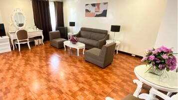 Crown Studio | Living area | Flat-screen TV