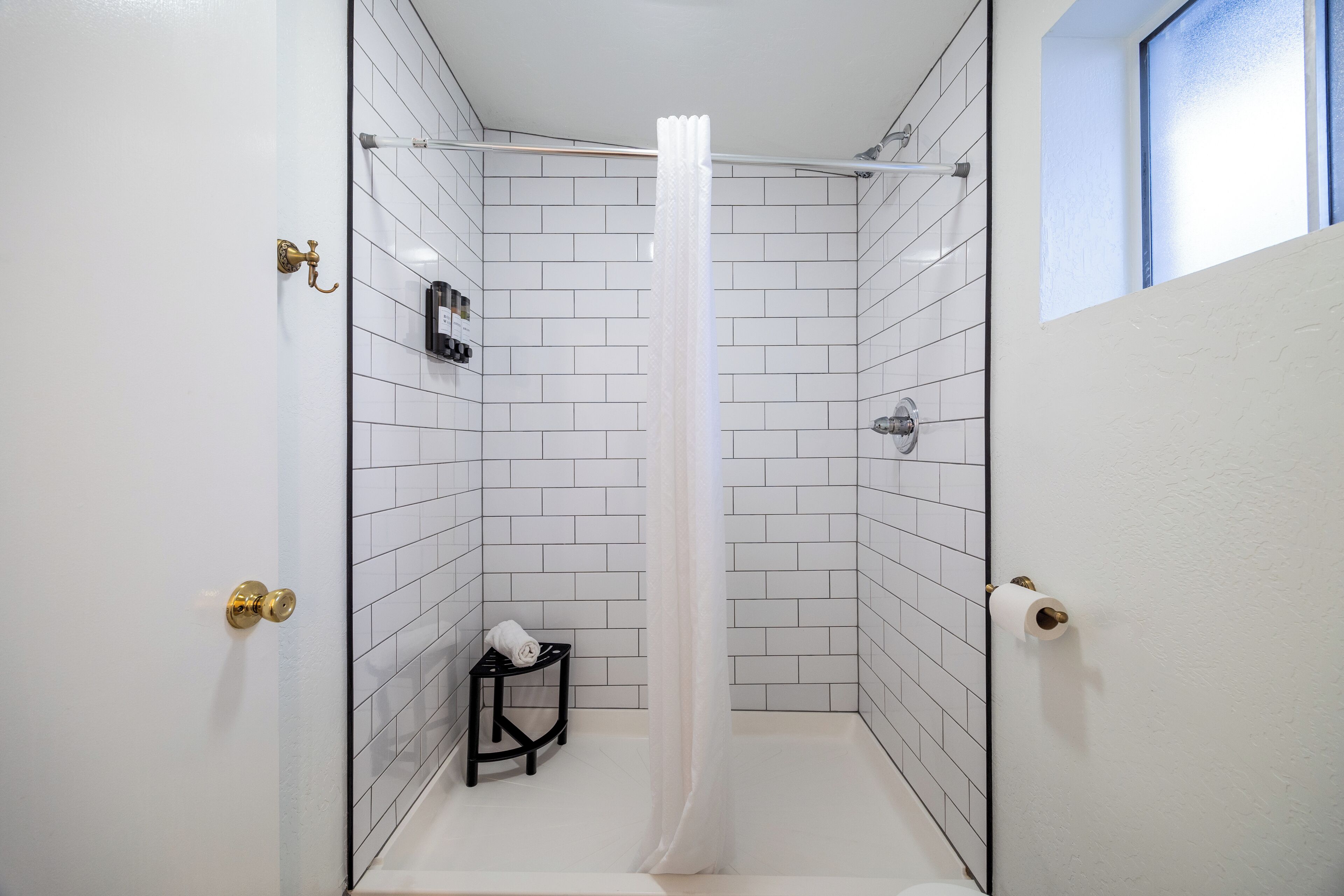 Chambre, 2 grands lits | Salle de bain | Serviettes fournies