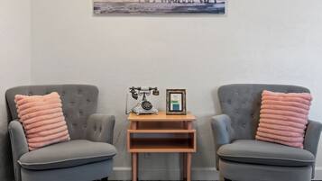 Habitación básica, 2 camas Queen size | Camas extra gratis, wifi gratis y ropa de cama