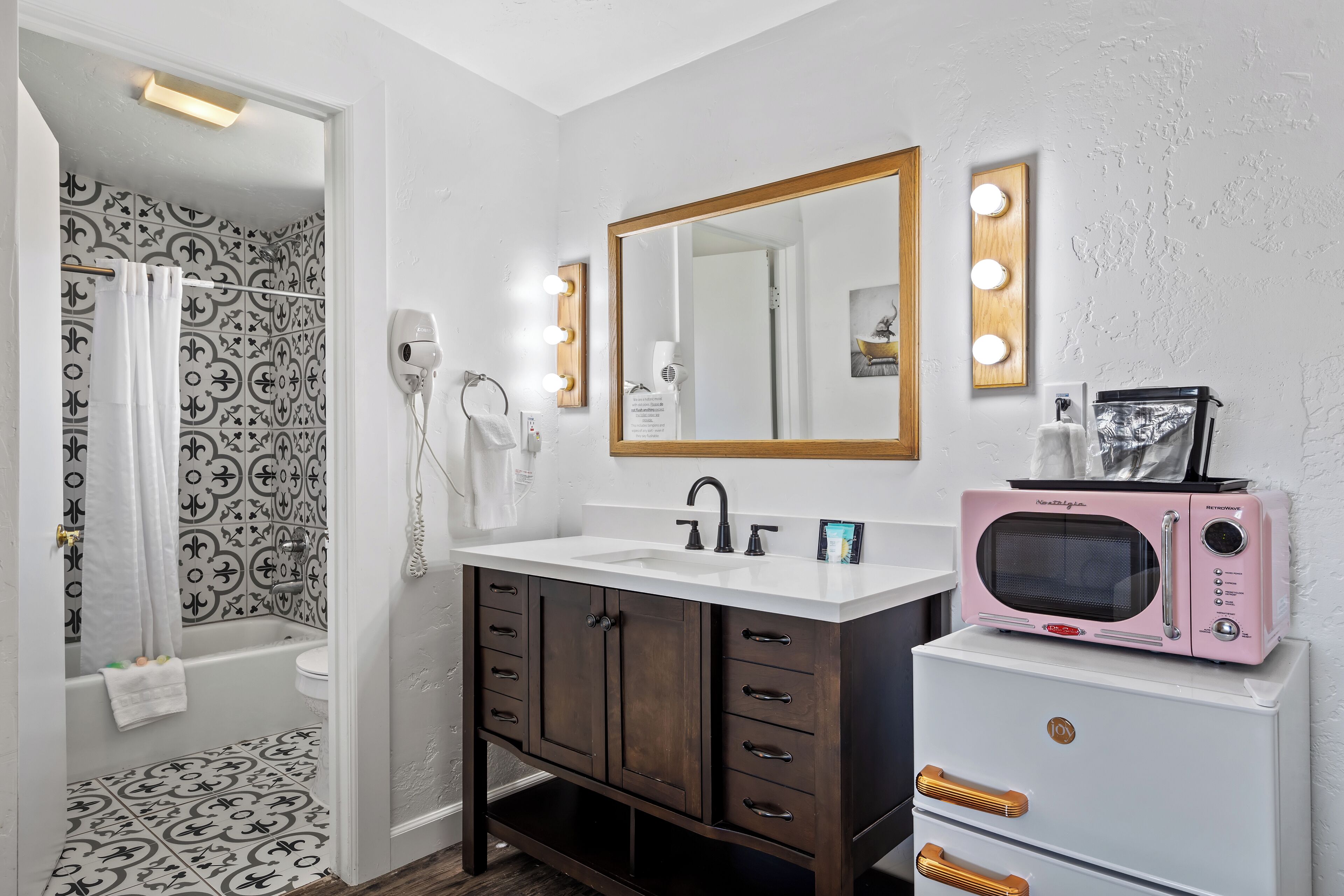 Basic-Zimmer, 2 Queen-Betten | Badezimmer | Handtücher