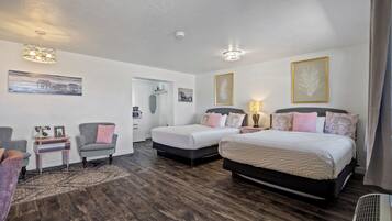 Un dormitorio moderno con dos camas, un escritorio y una silla.