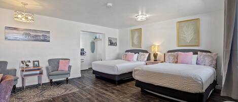 Une chambre moderne avec deux lits, un bureau et une chaise.