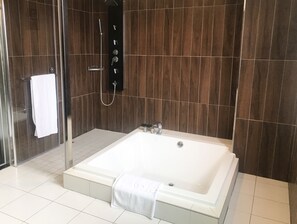 Classic Triple Room | Bathroom - Fairytale YiSu Hot Spring Hotel (Jiaoxi)