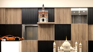 A model of a white building with multiple towers and domes, placed on a wooden platform. - Fairytale YiSu Hot Spring Hotel (Jiaoxi)
