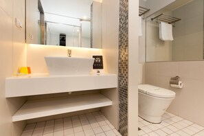 Economy Double Room | Bathroom | Separate tub and shower, spring water tub, hydromassage showerhead - Fairytale YiSu Hot Spring Hotel (Jiaoxi)