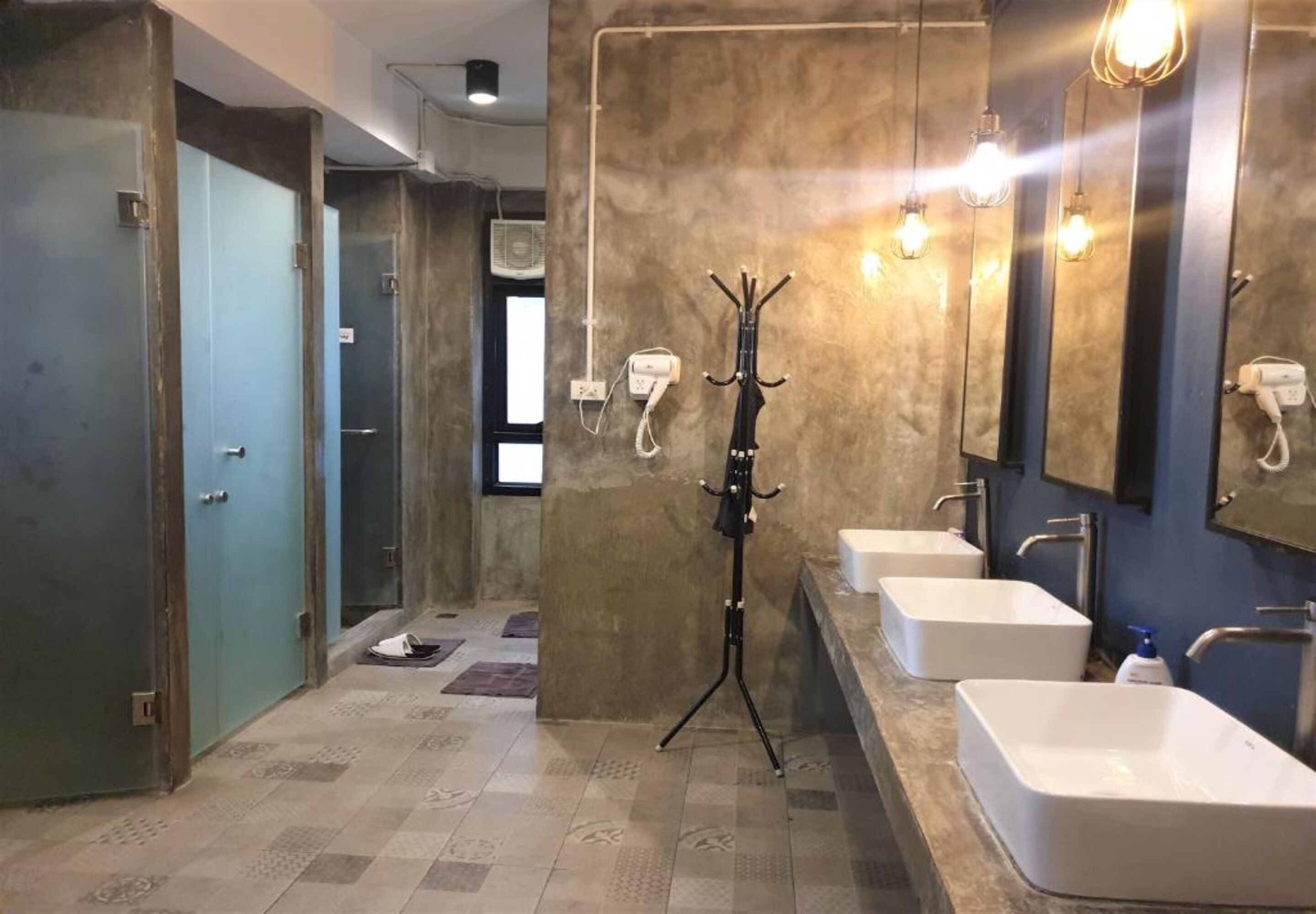 Douche, articles de toilette gratuits, serviettes fournies