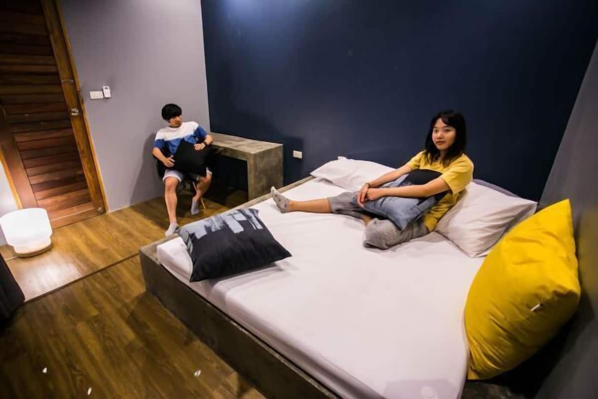 Desk, iron/ironing board, rollaway beds, free WiFi