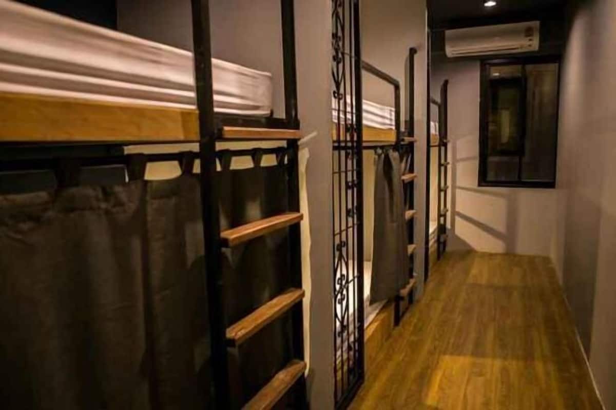 Desk, iron/ironing board, rollaway beds, free WiFi