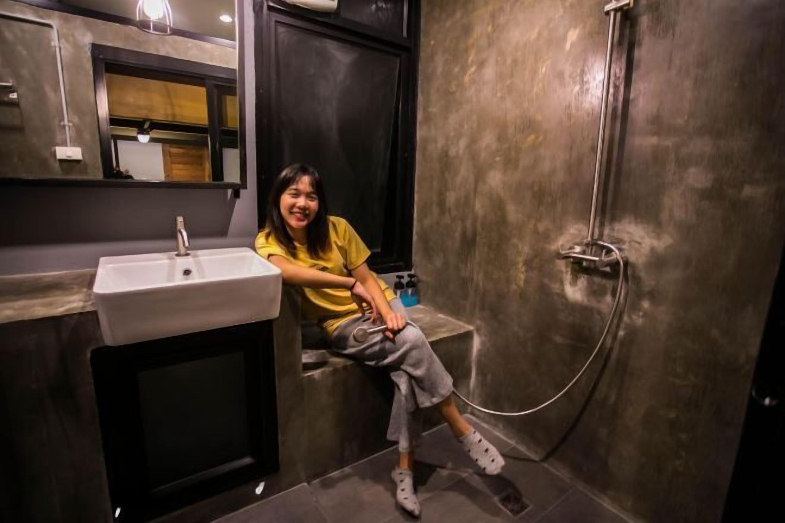 Bathroom | Shower, free toiletries, towels