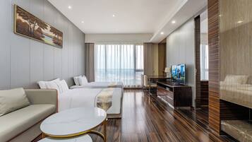 Executive driepersoonskamer | Een minibar, een kluis op de kamer, een bureau, verduisterende gordijnen