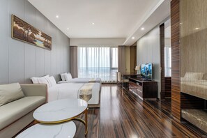 Chambre triple exécutive | Minibar, coffre-fort, bureau, rideaux d’obscurcissement