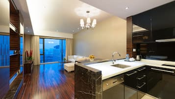 Executive Double Room | Private kitchen | Fridge, microwave, electric kettle, cookware/dishes/utensils