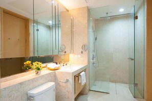 Suite Affaires | Salle de bain | Douche, articles de toilette (gratuits), séchoir à cheveux, pantoufles