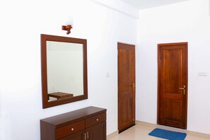 Deluxe Twin Room, 1 Bedroom, River View | Room amenity