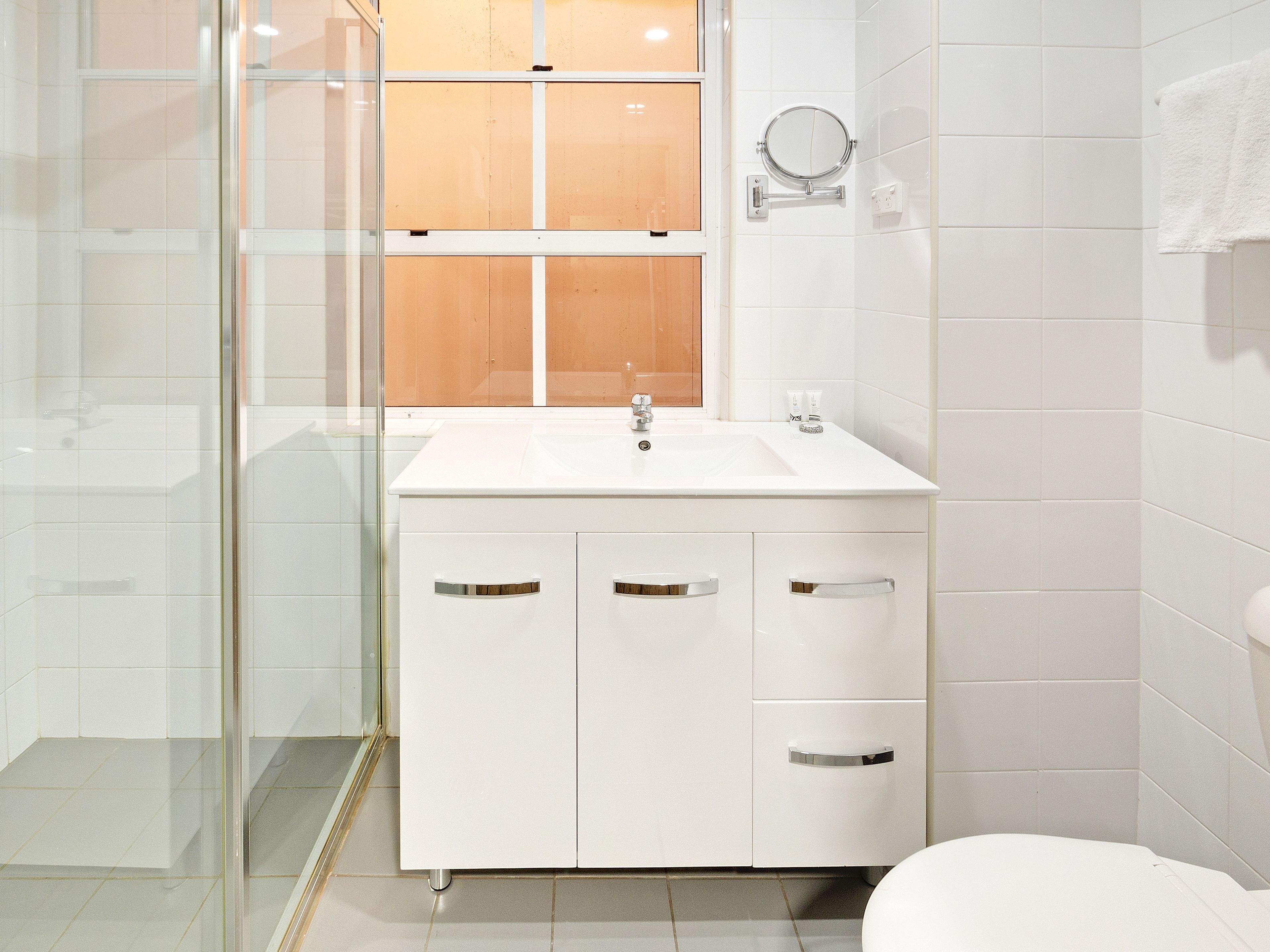 max twin | bathroom | shower, rainfall showerhead, free toiletries, hair dryer