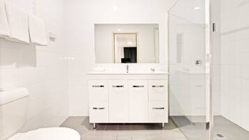 The Social Mini | Bathroom | Shower, rainfall showerhead, free toiletries, hair dryer
