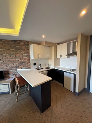 Ketel listrik dan kursi makan untuk bayi