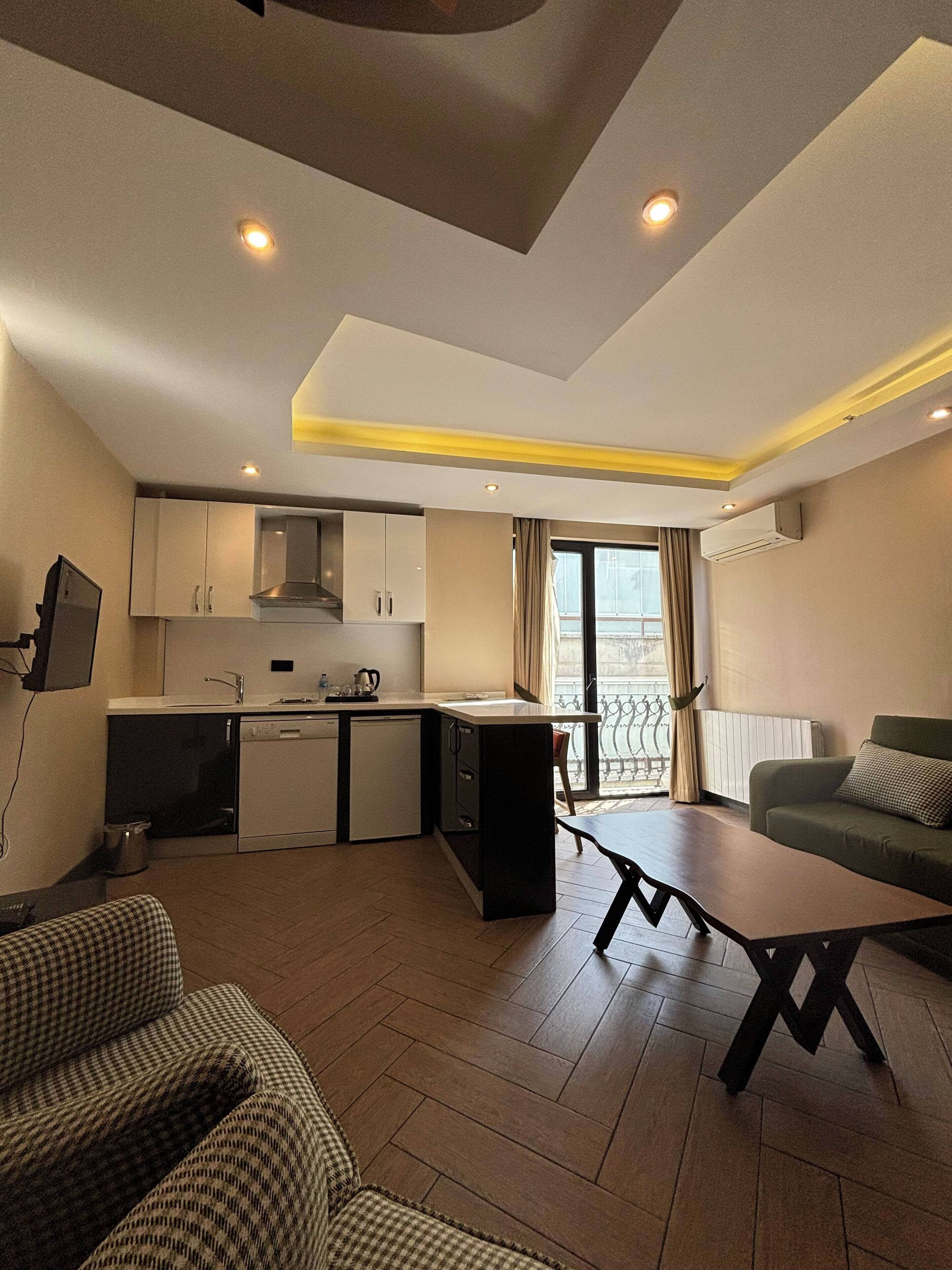 Een minibar, een kluis op de kamer, een bureau, een laptopwerkplek