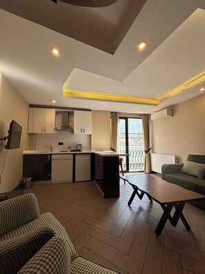 Minibar, caja de seguridad en la habitación y escritorio