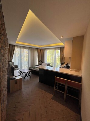 1+1 Junior Suite | Minibar, caja de seguridad en la habitación y escritorio