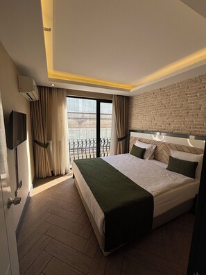 Minibar, caja de seguridad en la habitación y escritorio