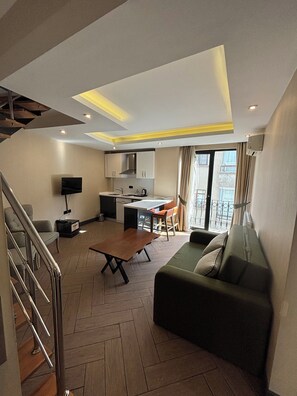 Seprai premium, busa memori, minibar, dan brankas