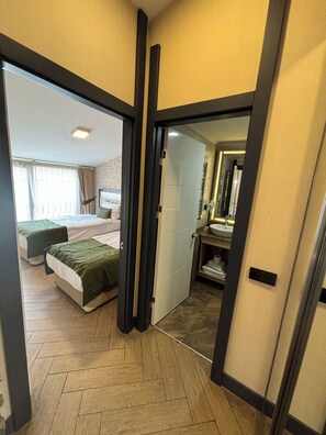 Ropa de cama de alta calidad, colchones con efecto memoria y minibar 