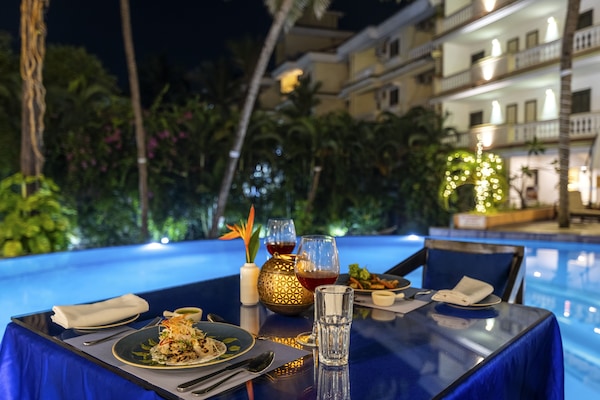 Kolam renang outdoor, dengan kursi berjemur