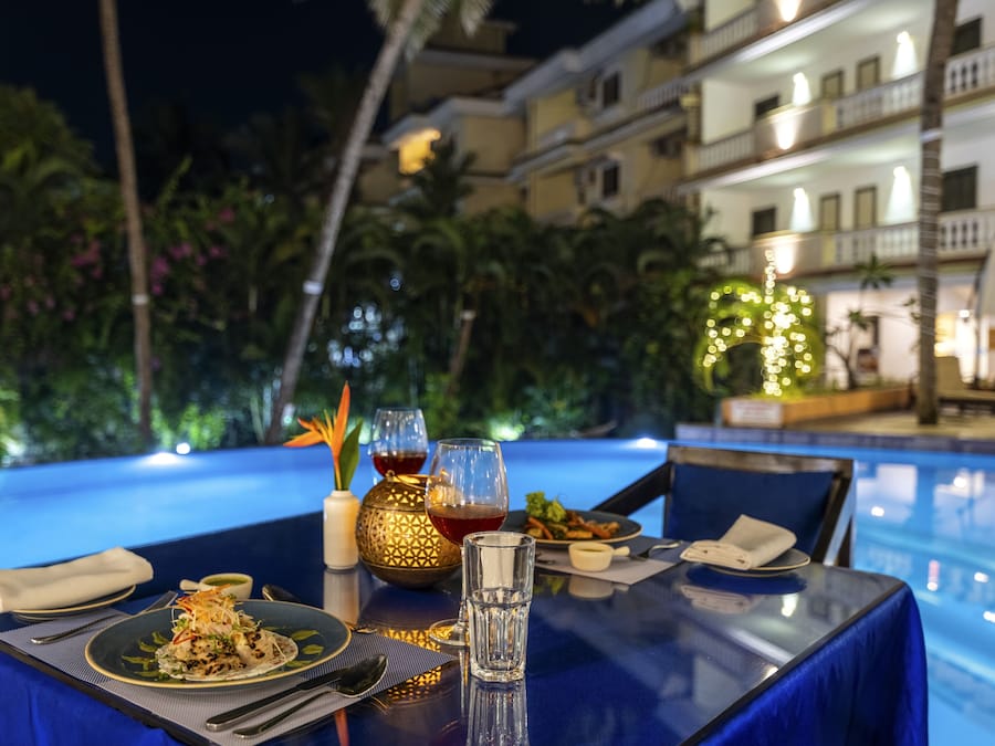 Piscina externa, espreguiçadeiras