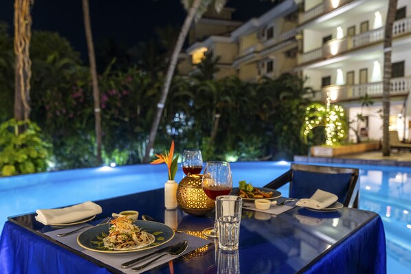 Utomhuspool och solstolar