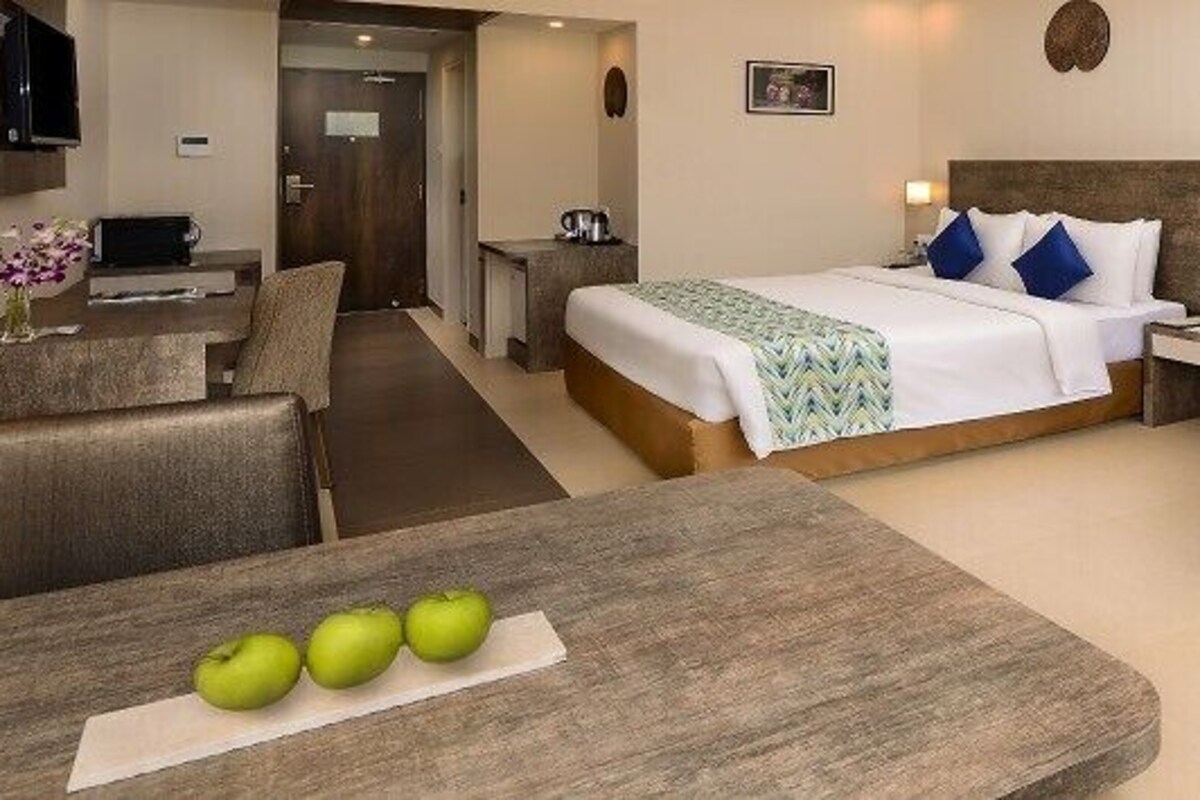 Garden View Premier Room | Minibar, in-room safe, desk, iron/ironing board (on request)